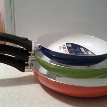 Набор сковородок "Wellberg", с керамическим покрытием, цвет: синий, зеленый, оранжевый. Диаметр 20 см, 24 см, 28 см от Простоквашино