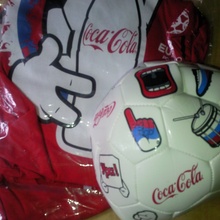 мяч и пара футболок от Coca-Cola