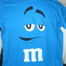 А вот наша синенькая футболочка от M&M's
