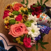 Красивая коробочка с цветами и сладостями от местный конкурс