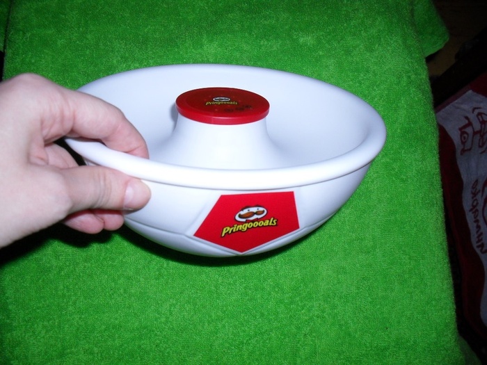 Приз акции Pringles «Я готовлюсь к матчу со своей футбольной миской-«кричалкой»