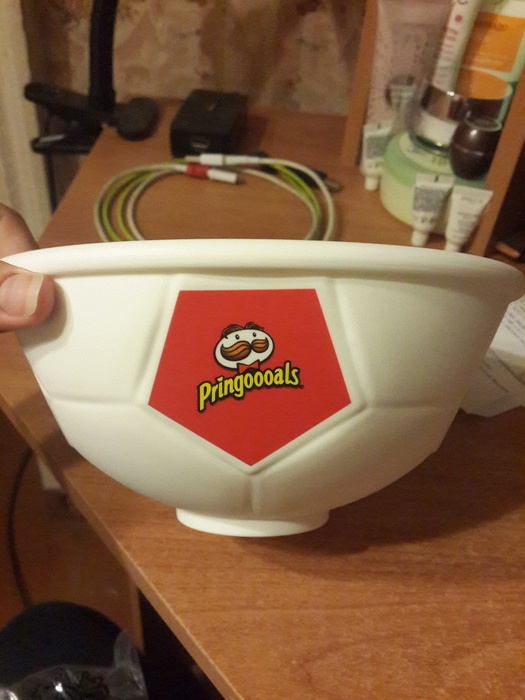 Приз акции Pringles «Я готовлюсь к матчу со своей футбольной миской-«кричалкой»