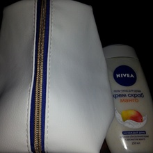 Гель-уход для душа Nivea "крем-скраб манго" и косметичка от NIVEA