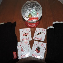 снежный шар,перчатки и значки от Coca-Cola