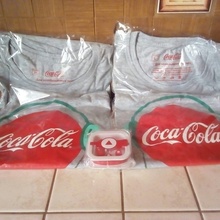 2 футболки и наушники от Coca-Cola