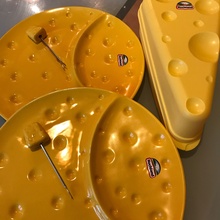 Тарелочки и контейнер для сыра от Hochland