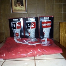 стаканы и футболка от Coca-Cola