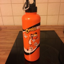 Яркая бутылка от Cheetos