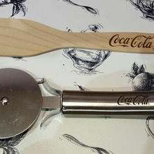Нож для пиццы и лопатка от Coca-Cola