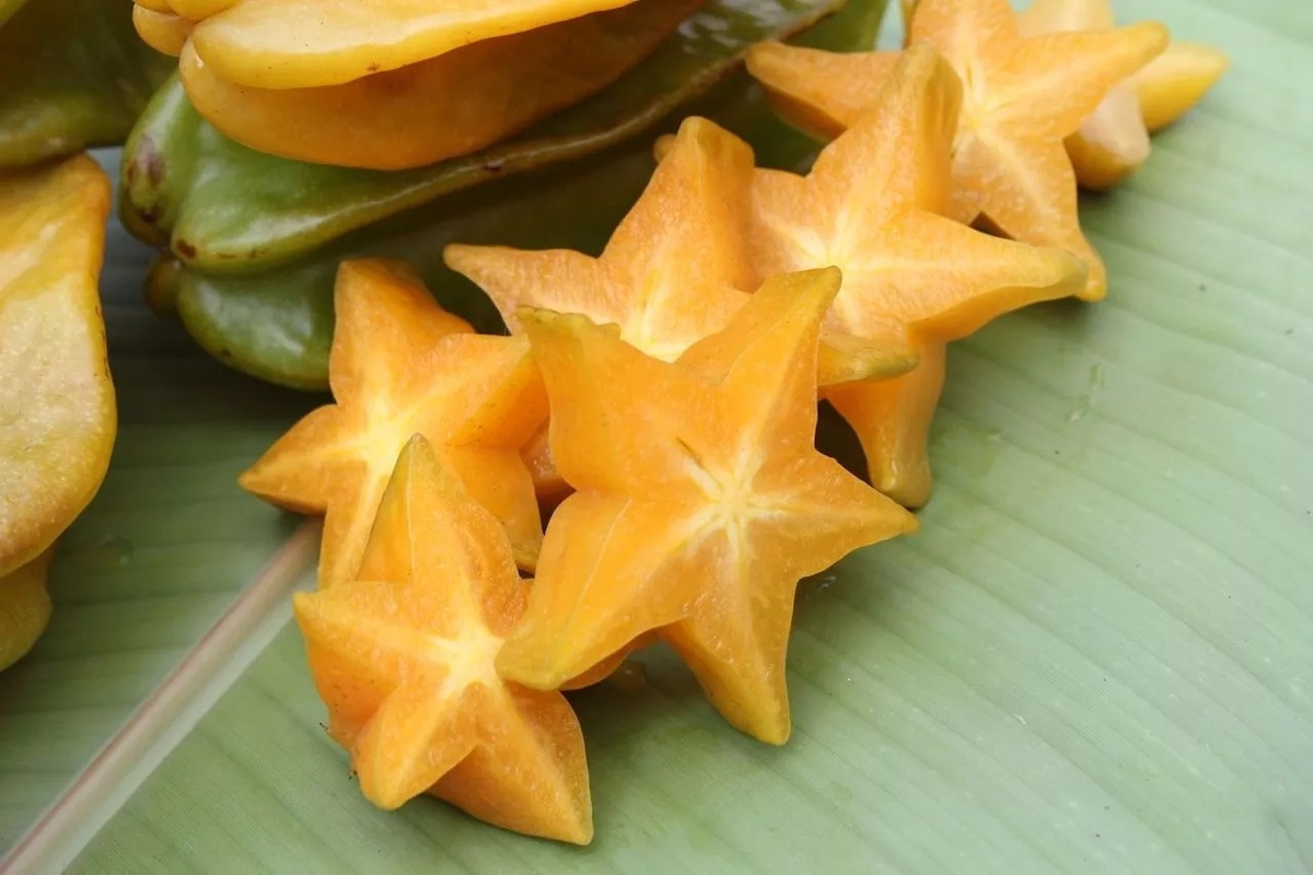 Старфрут. Малазийская карамбола. Тропический фрукт карамбола. Фрукт звезда карамбола. Карамбола зеленая.