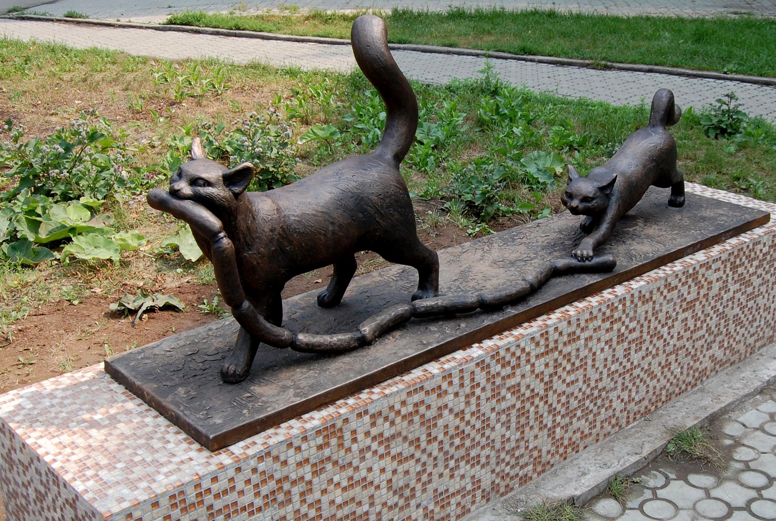 Абакан памятник котам ворующим сосиски