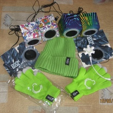 Шапка с наушниками + Сенсорные перчатки и колонки  с акции «Happy New villa!»  от Tuborg