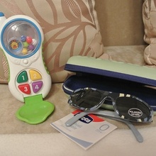 игрушка и солнечные очки от chicco