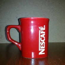 Маленькая красная кружка от Nescafe