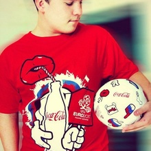 мяч и футболка от Coca-Cola