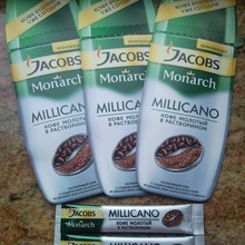 2 пакетика кофе в каждой упаковочке от Jacobs Millicano