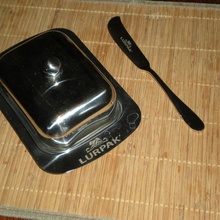 маслёнка(было 4 шт) и нож. ещё был классный тостер-подарила от Lurpak