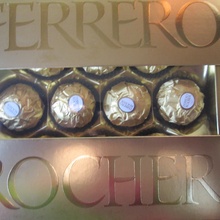 коробка конфет от Ferrero Rocher