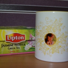 Кружка с моей фотографией и пачка зеленого чая от Lipton