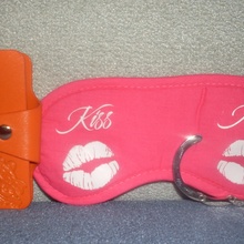 Визитница, маска и держатель для сумки от Kiss