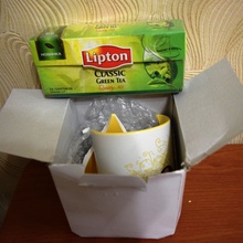 Разбитая кружка и чай от Lipton