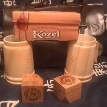сумка, пиво, 2 кружки и колонки  от Velkopopovicky Kozel