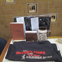 футболки, ремень, блокнот и кружка от Velkopopovicky Kozel
