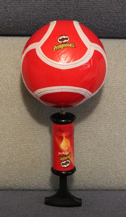 Приз акции Pringles «Получи мини-футбольный мяч!»