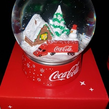 Новогодний снежный шар от Coca-Cola