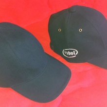 2 кепки от «Intel» от «Intel» (Интел)