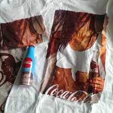 Две футболки и бутылка колы от Coca-Cola