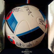 Футбольный мяч с автографами от Volkswagen