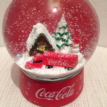 новогодний шар от Coca-Cola