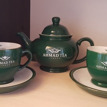 Чайник и 2 чашки с блюдцем от Ahmad Tea