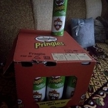 ящик чипсов от Pringles