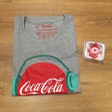 Футболка и наушники от Coca-Cola