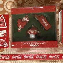 Стакан, игрушки, стикеры и бант в разложенном виде от Coca-Cola