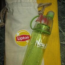 стильная бутылка для воды от Lipton