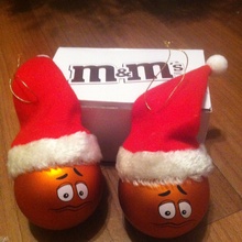 Оранжевые елочные игрушки от M&M's