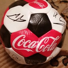 мяч с автографами от Coca-Cola
