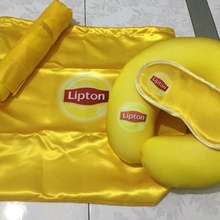Маска для сна и подушка, зонт от Lipton Ice Tea