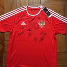 Футболка с автографами игроков нашей сборной от Балтика