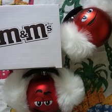 Ёлочные шарики в наушника от M&M's