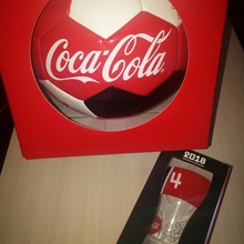 Мяч и бокал от Coca-Cola