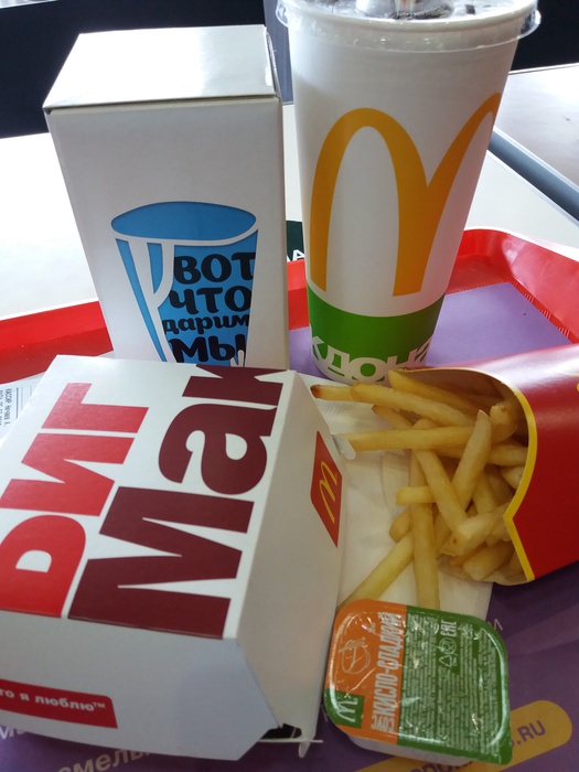Приз акции McDonald's «Биг Маку 50. Фирменный стакан с каждым обедом»