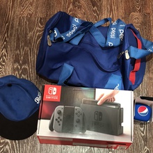 2 сумки,3 кепки,1 портативная колонка и 1 Nintendo switch от Pepsi