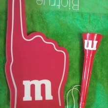Вувузела и поролоновая рука от M&M's