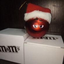 Красные елочные шарики от M&M's