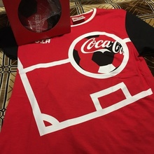 Мяч и футболка от Coca-Cola