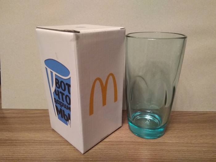 Приз акции McDonald's «Биг Маку 50. Фирменный стакан с каждым обедом»